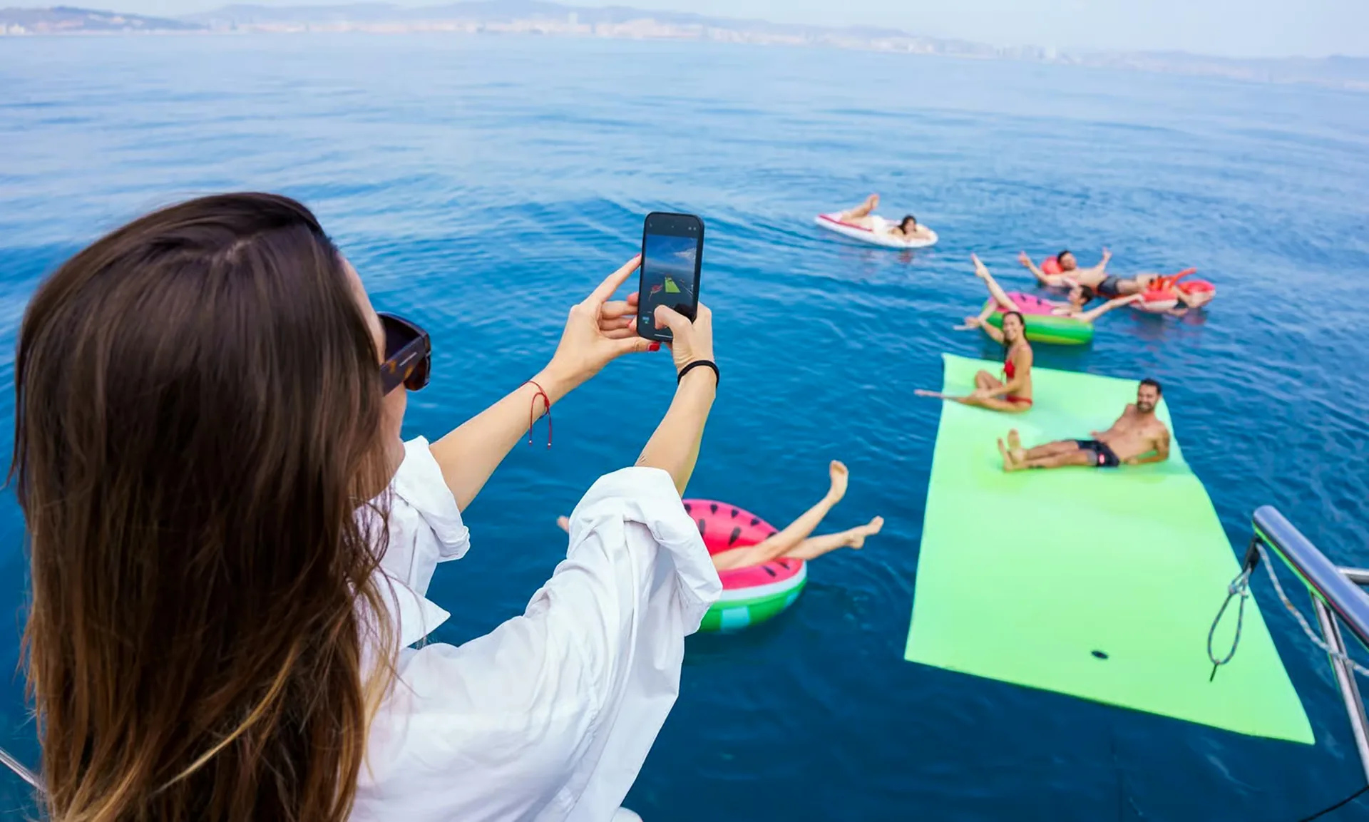 Naviguez sur la cote de Barcelone en catamaran avec tapas et boisson