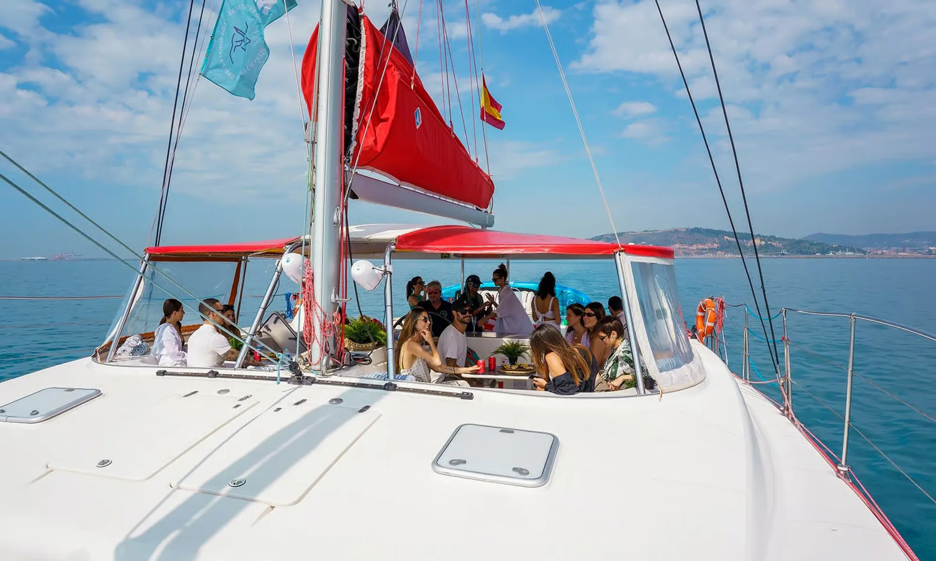 Naviguez sur la cote de Barcelone en catamaran avec tapas et boisson