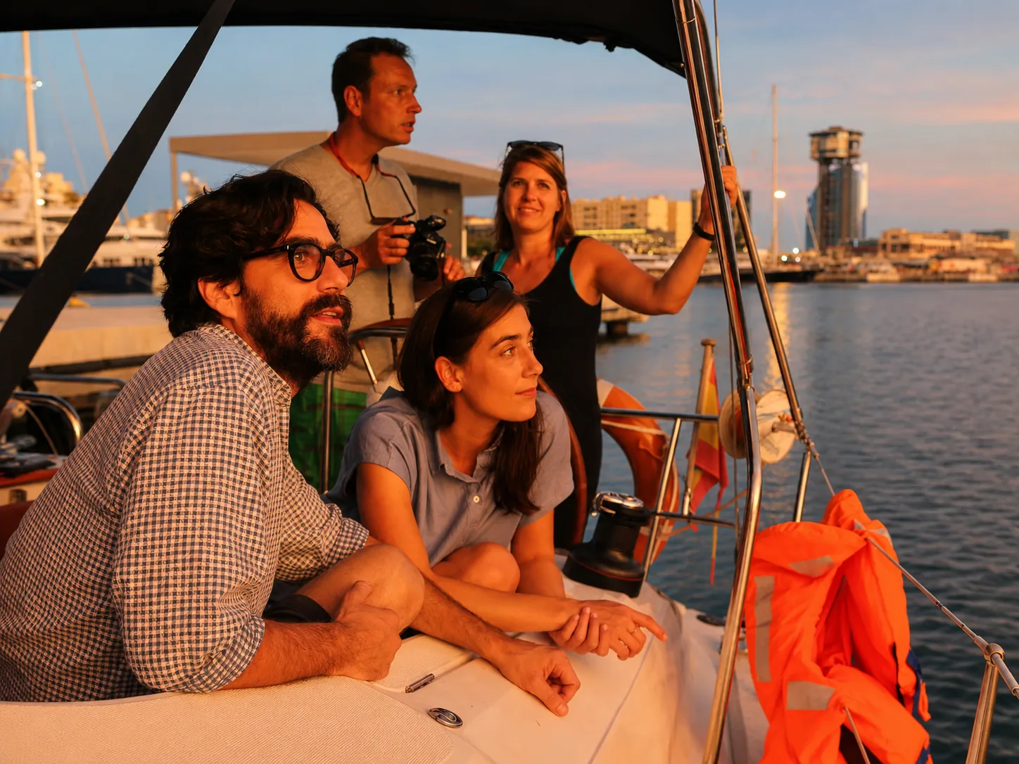 Barcelona: velero al atardecer con tapas, bar y opciones especiales