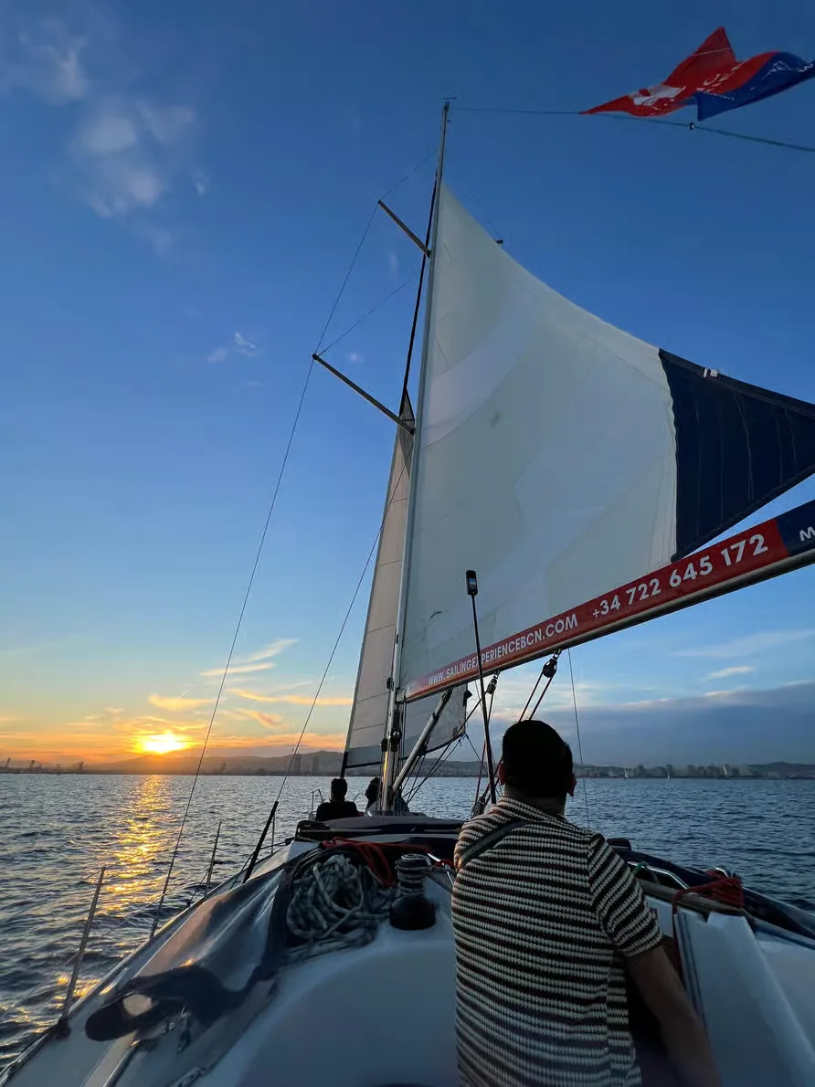 Navega al atardecer por Barcelona con tapas y bebidas incluidas