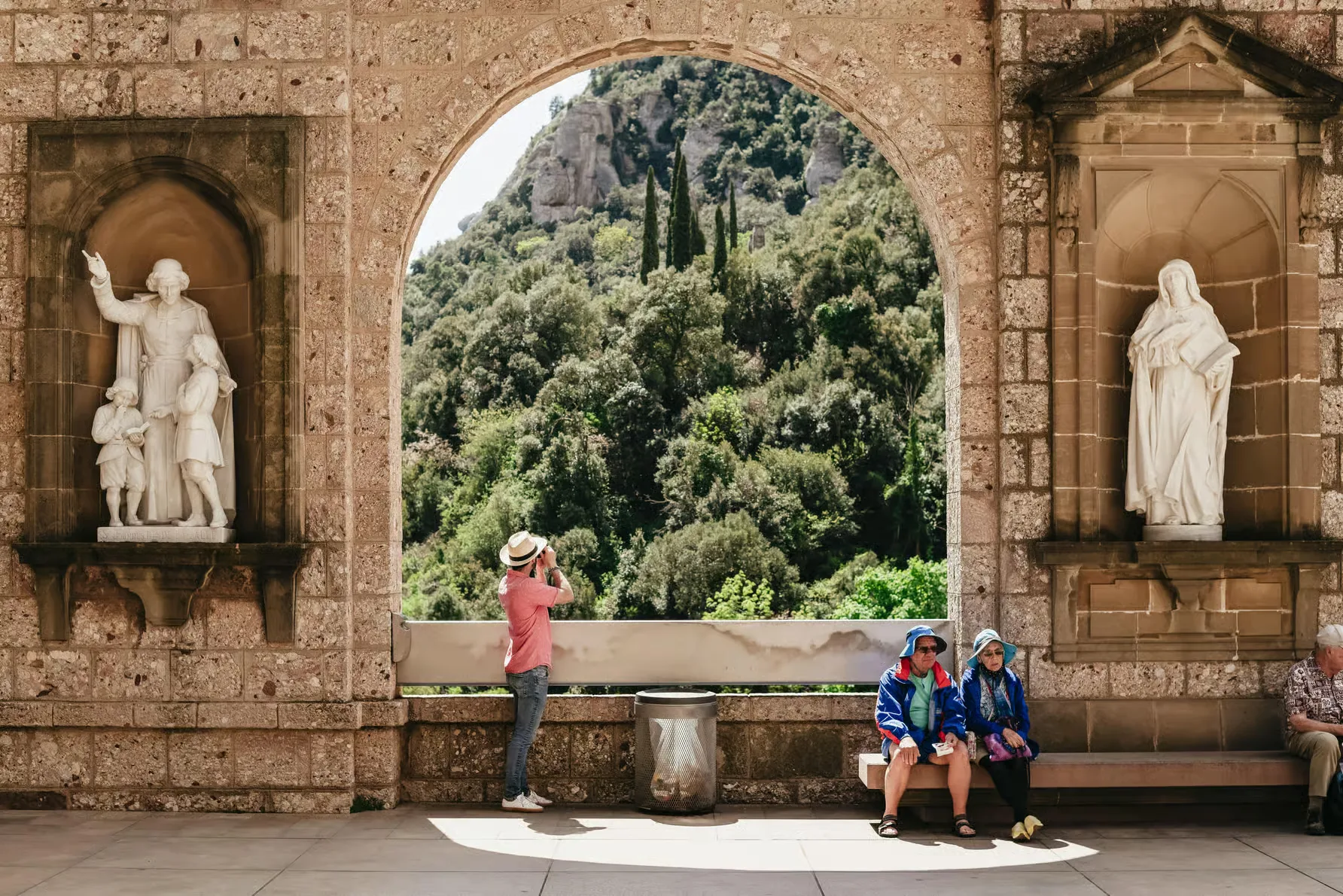 Visita Montserrat desde Barcelona con guía y opciones de vino