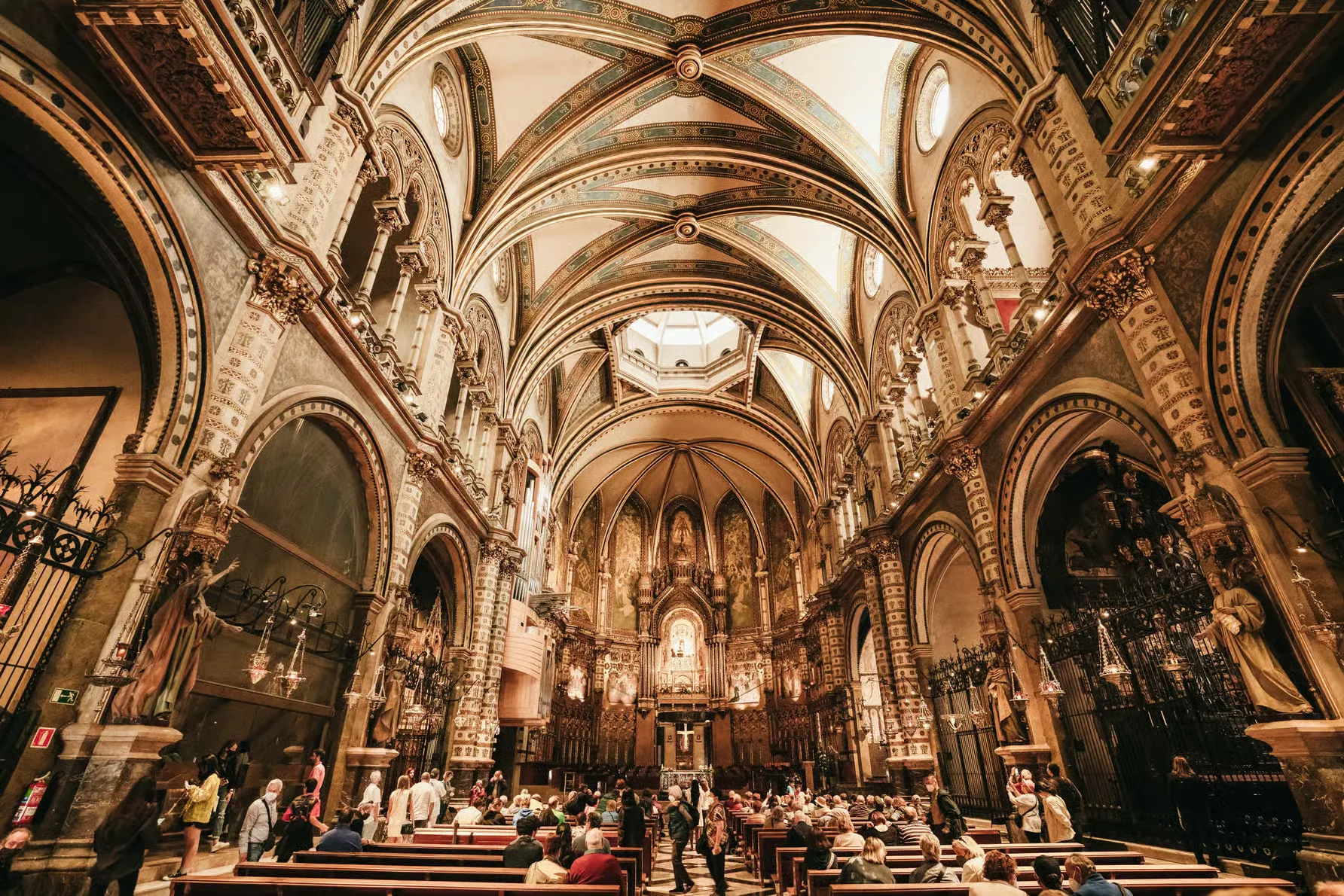 Visita Montserrat desde Barcelona con guía y opciones de vino