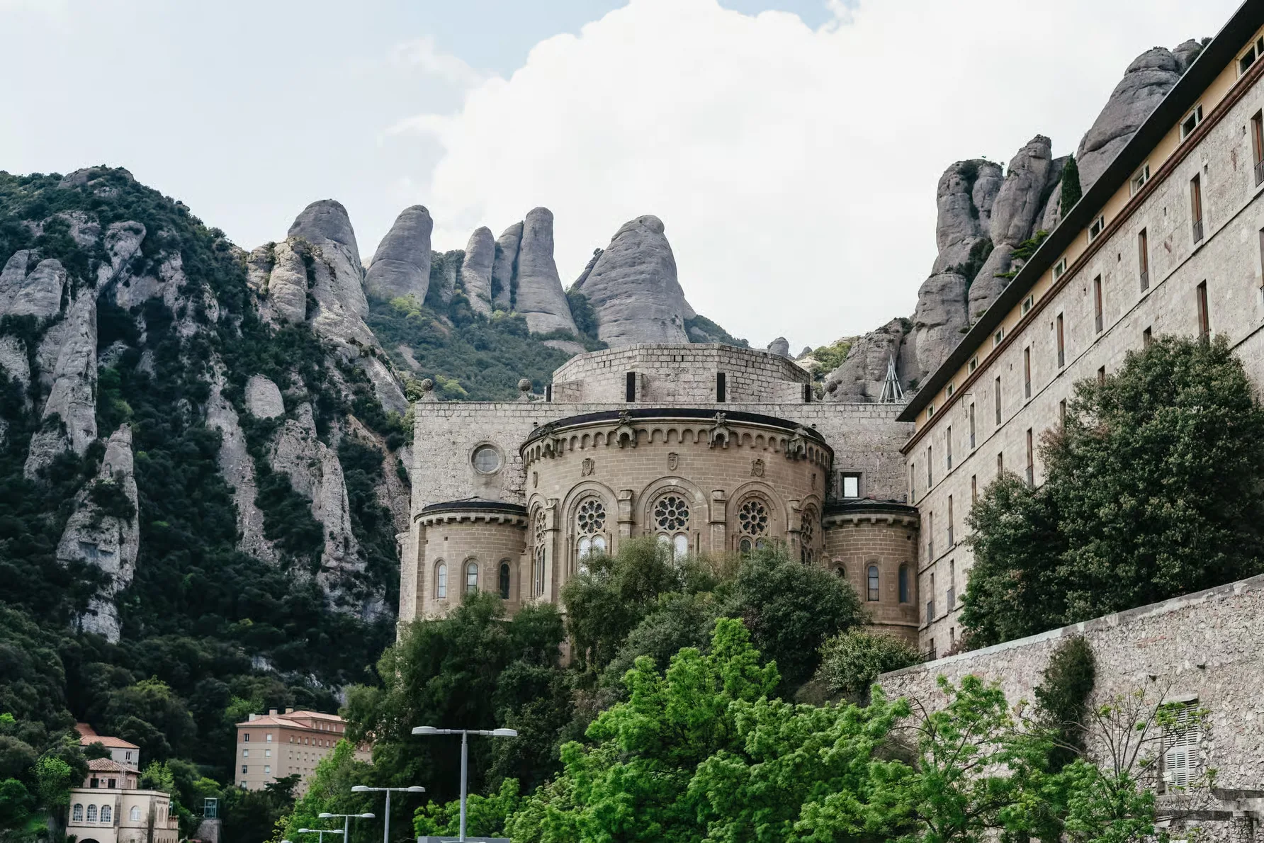 Visita Montserrat desde Barcelona con guía y opciones de vino