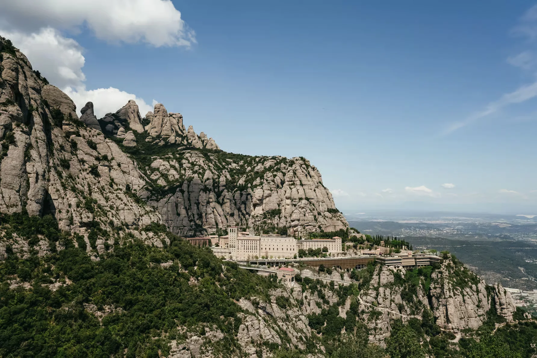 Visita Montserrat desde Barcelona con guía y opciones de vino