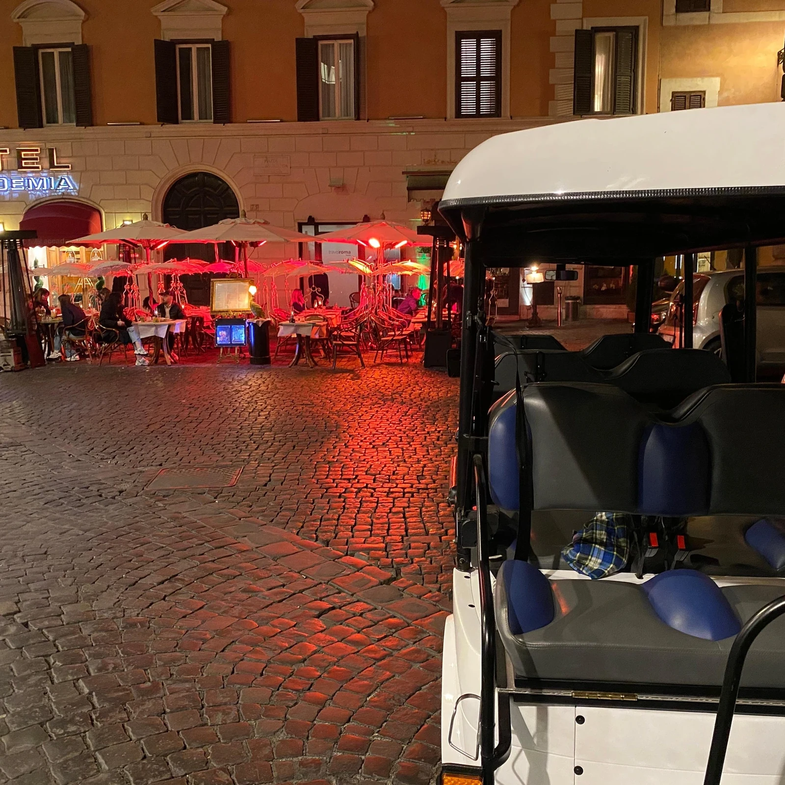 Rom Nachttour im Golfcart mit Abendessen und Gelato