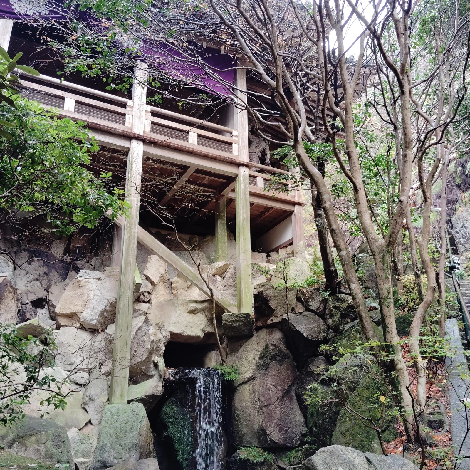 Visita privada al templo Mitaki-ji en Hiroshima y sus tres cascadas sagradas