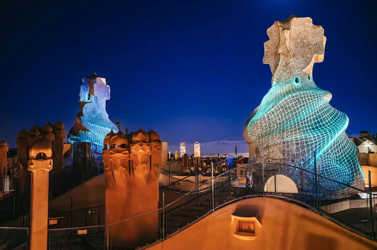 La Pedrera nocturna Barcelona: entrada sin colas y espectáculo en la azotea