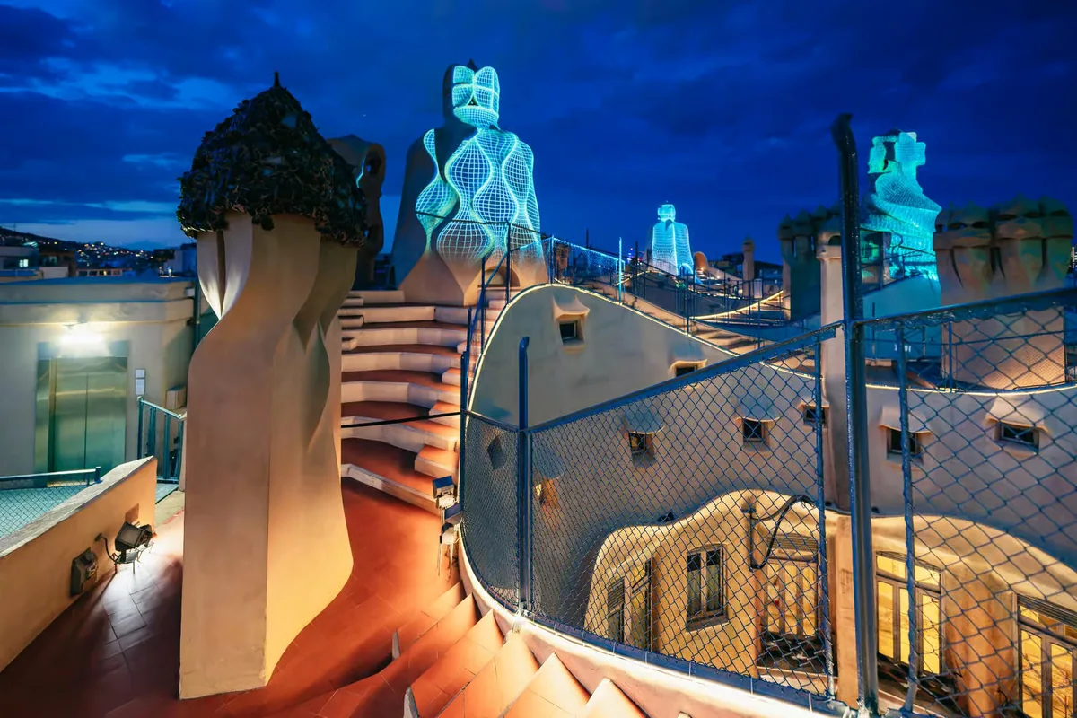 La Pedrera nocturna Barcelona con espectáculo audiovisual