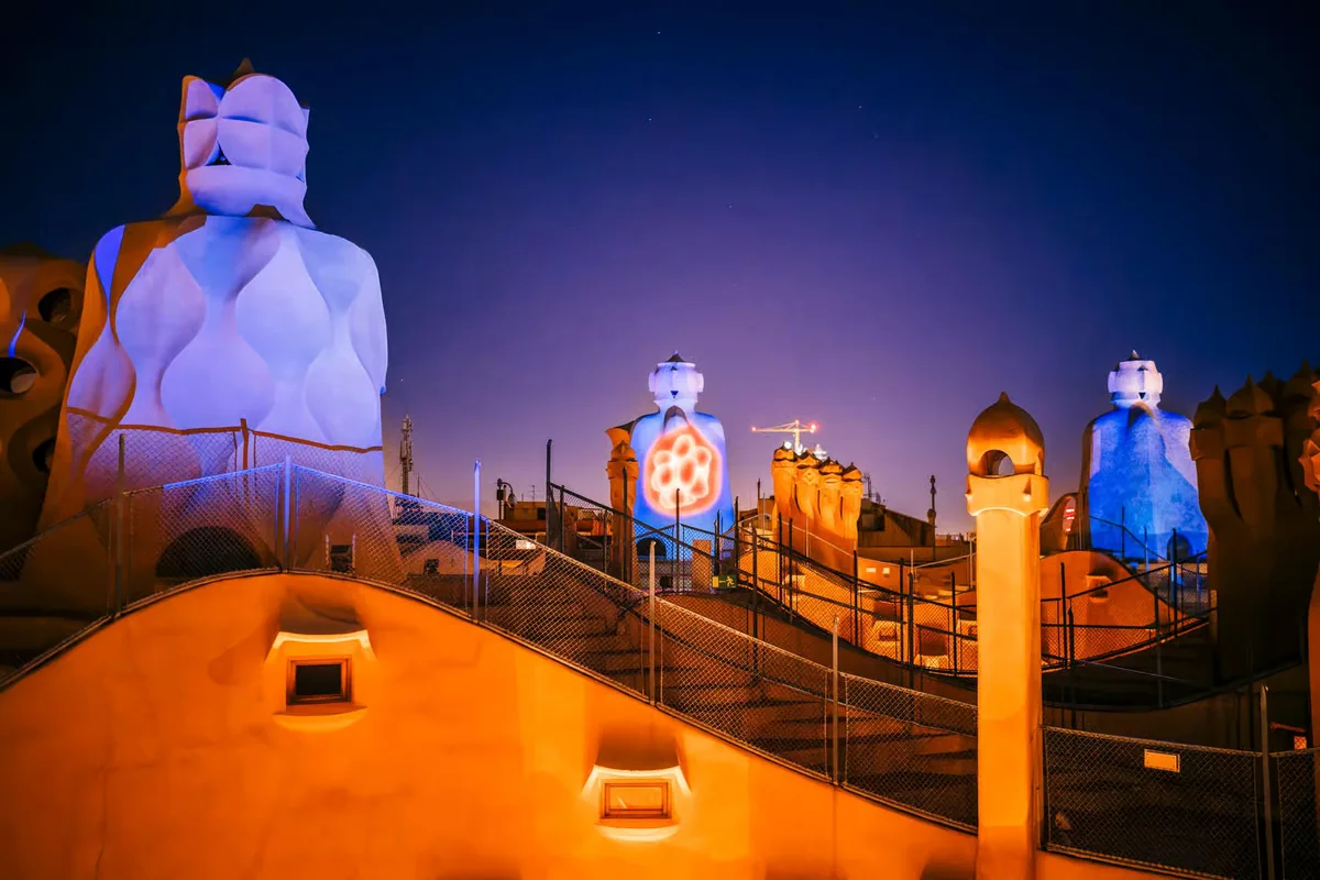 La Pedrera nocturna Barcelona con espectáculo audiovisual
