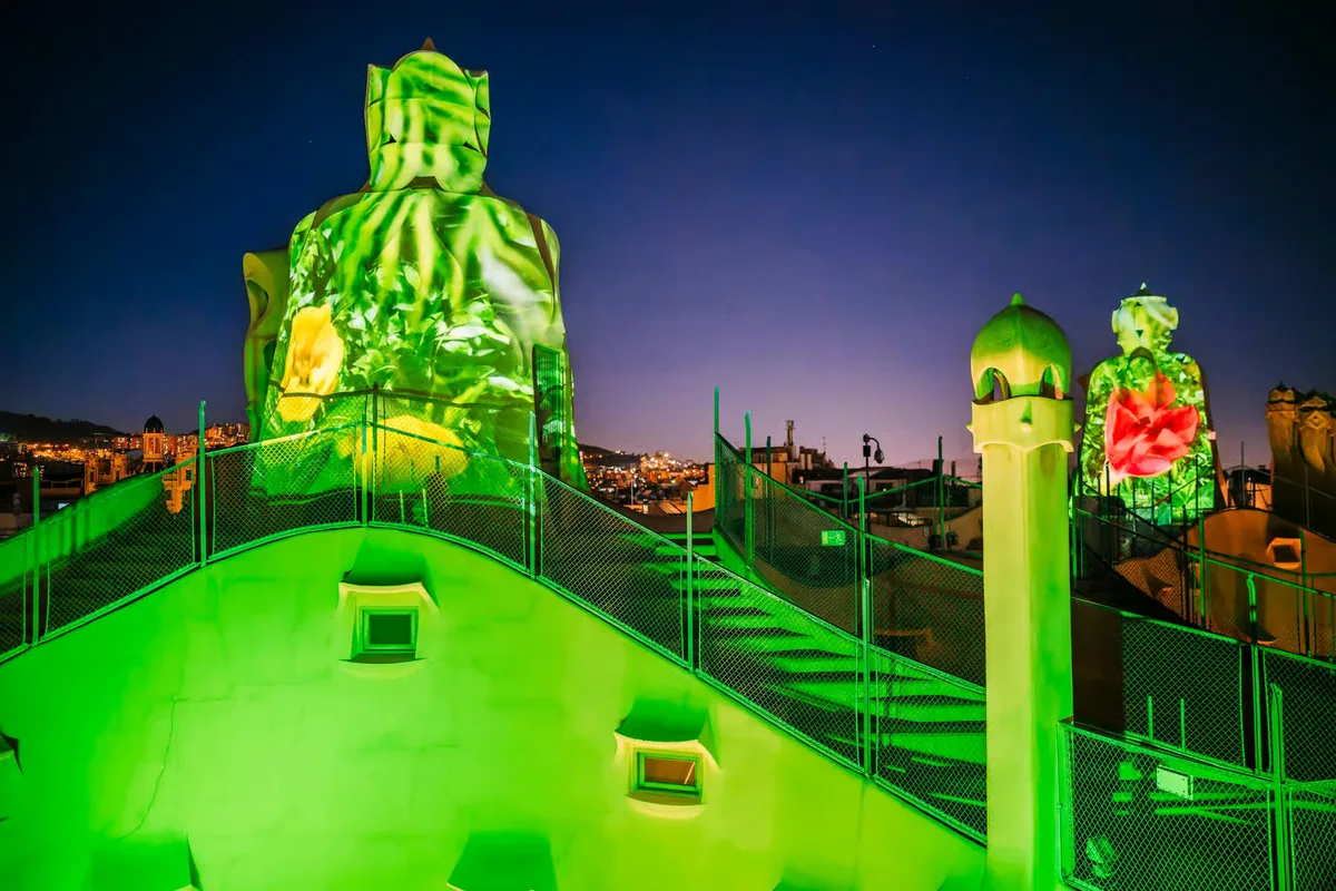 La Pedrera nocturne Barcelone avec spectacle audiovisuel