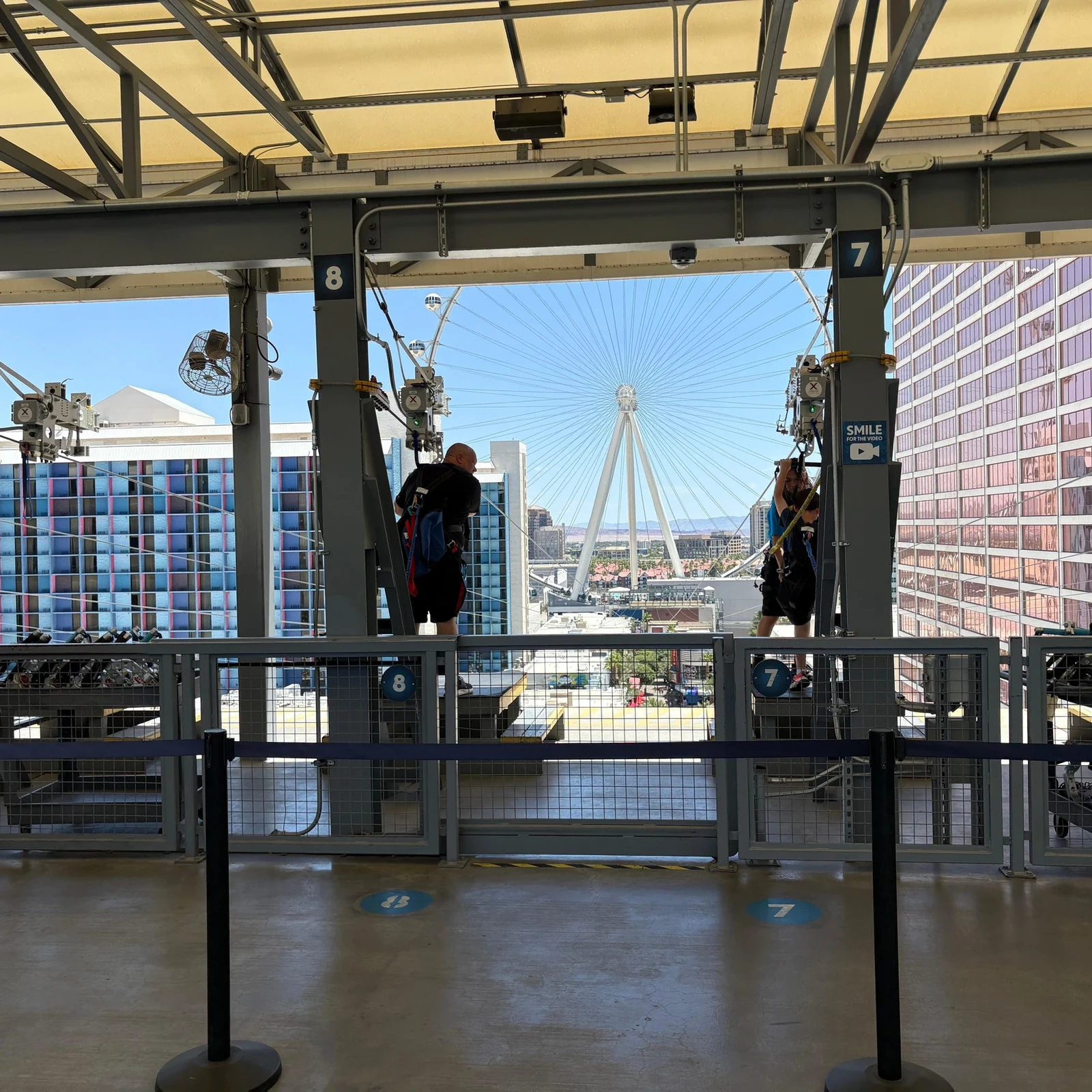 FLY LINQ Zipline Las Vegas über der LINQ Promenade