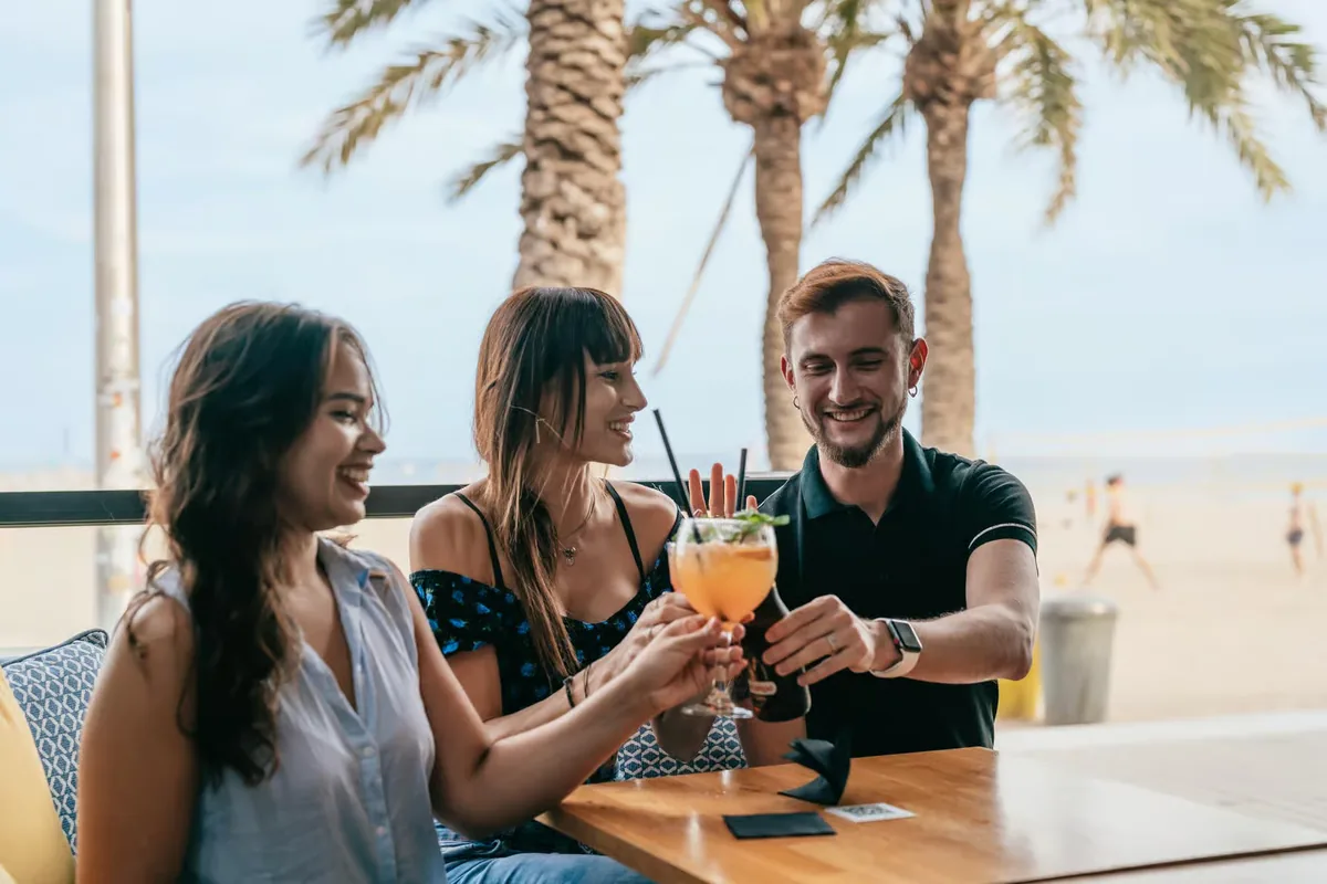 Icebarcelona: Eisbar Barcelona direkt am Strand