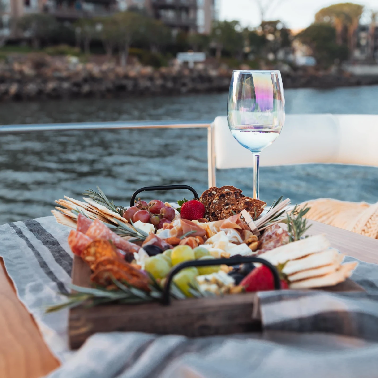 Crucero Marina del Rey con vino y quesos