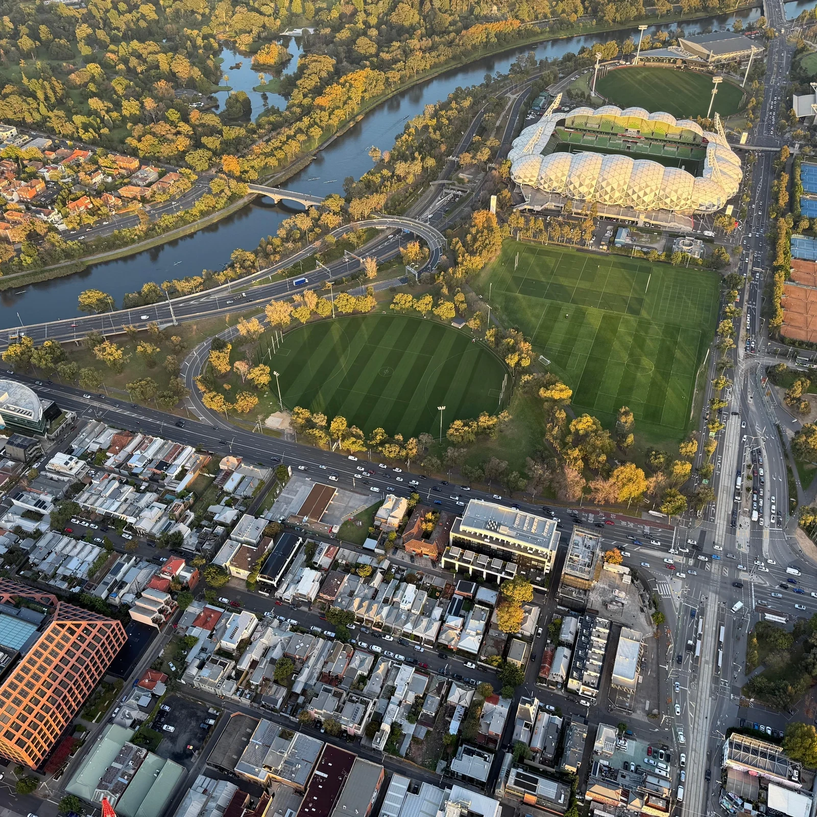 Melbourne bei Sonnenaufgang von oben