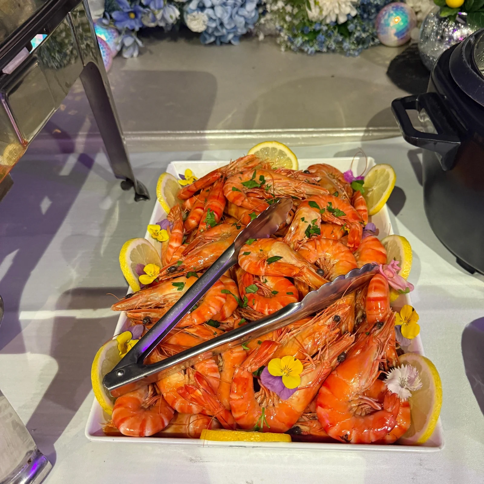 Cena buffet y Sídney iluminado desde el agua