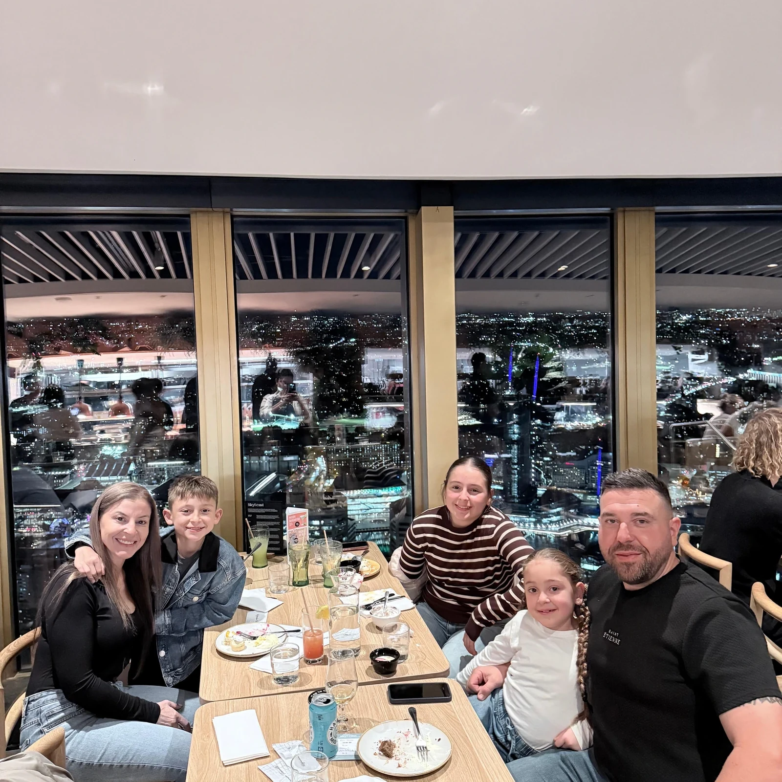 SkyFeast im Sydney Tower: Buffet und 360°-Aussicht