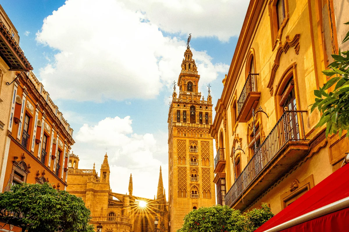 Tour por la Catedral, la Giralda y el Real Alcázar de Sevilla con acceso prioritario