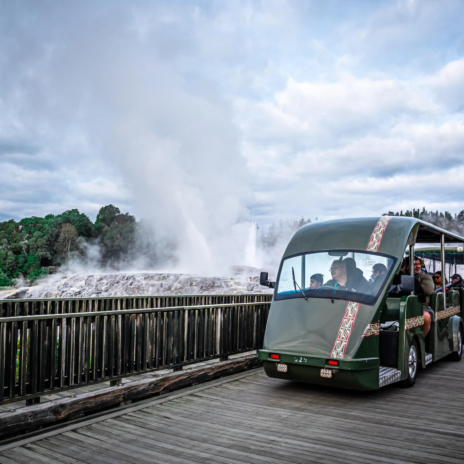 Rotorua desde Auckland: cultura maorí, geotermia y una actividad a elegir